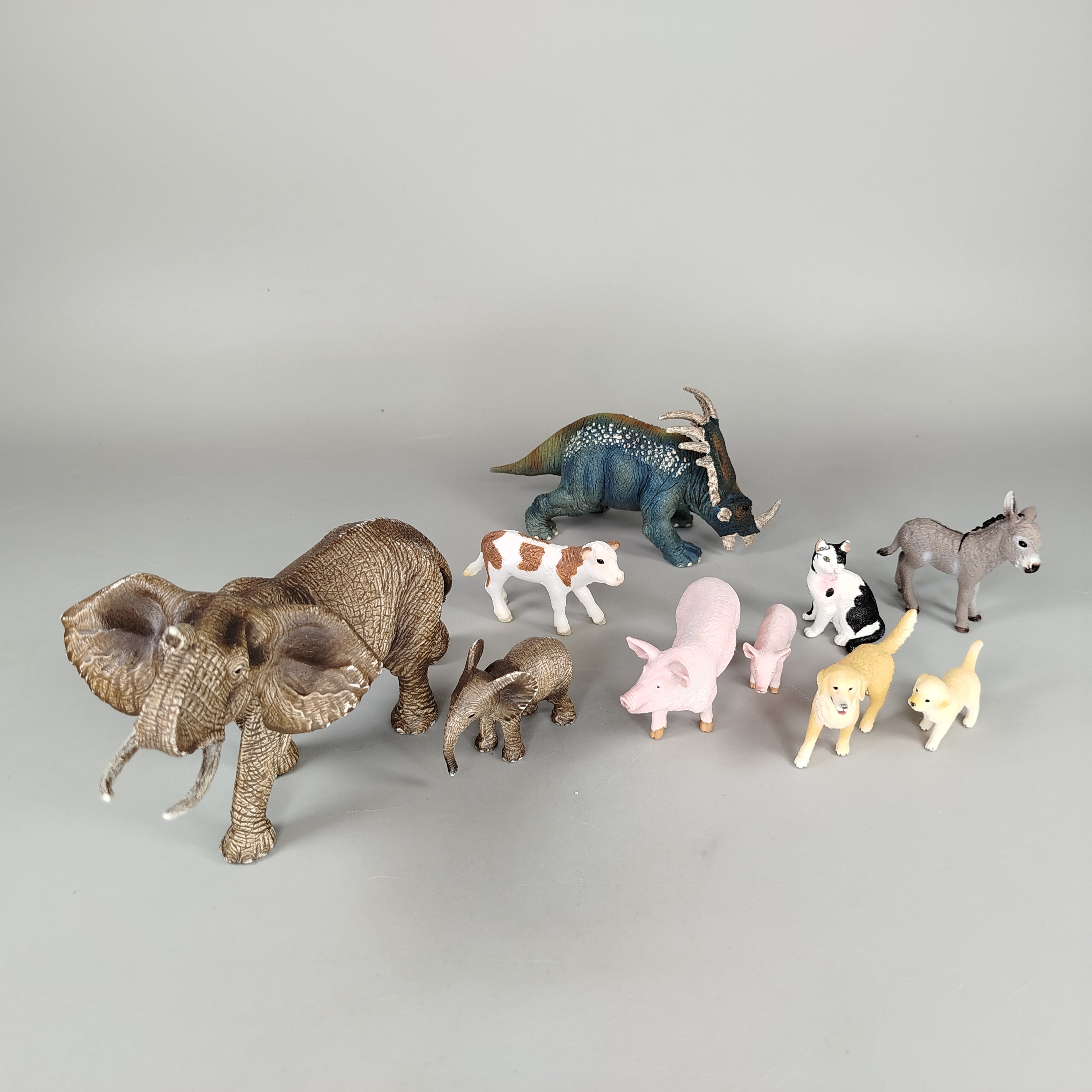 Schleich Tierfigurenset von 10, Elefanten, Hunde, Katzen, Dinosaurier